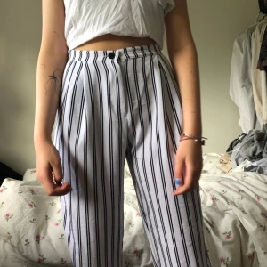 Kostym-liknande byxor - Sjukt snygga byxor i nyskick från Monki! Modellen är 173cm och de slutar lite högre upp på ankeln på henne. Storleken är 34 men passar också 36:)  Köparen står för eventuell frakt💕 