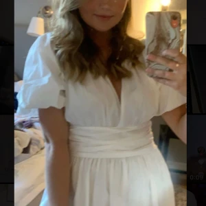 Vit klänning  - Jättefin vit klänning från ZARA,Använd kanske två gånger så den är i bra skick. Jag är 165 och den passar mig bra.