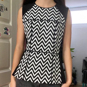 svartvit tröja - Tröja med zigzagmönster. Säljs då den är för stor. Väldigt bra skick, priset kan diskuteras.