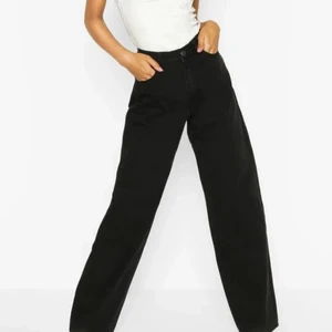 Tall boyfriend jeans  - Säljer mina jeans från Boohoo, då dem är för små för mig tyvärr. Köpta för 504kr! 💕 Byxorna är inte testade då jag såg när jag fick hem dem att dem var i fel storlek! Endast öppnade från paketeringen :)