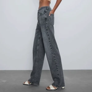 Zara Jeans - Säljer mina Zara jeans då de är för stora för mig! De är i väldigt bra skick!