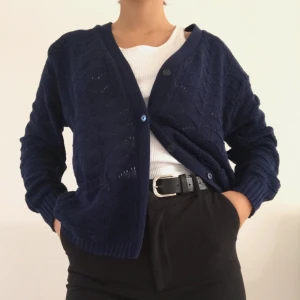 Mörkblå Stickad/Virkad Oversize Kofta - 🌍Frakt ingår i priset!🌏 Super söt och bekväm mörkblå kofta med fickor i en baggy/oversize design. 