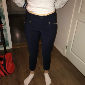 Kostymbyxor - Marinblåa kostymbyxor från Stockholm LM med gulddetaljer. Jättefint skick. Storlek 38