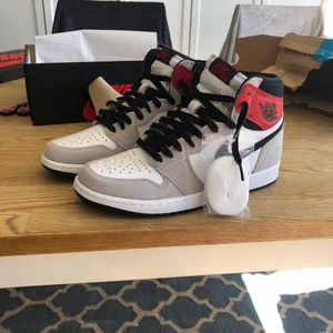 Air Jordan 1 - Hej säljer mina Air Jordan 1 Light smoke gray. Skorna är princip i nyskick har använt dem 3-4 gånger. Storlek 43, US 9,5. Pris kan diskuteras. Bjuder på frakt. Skorna säljer för 3300 till 5000 kronor i nyskick 
