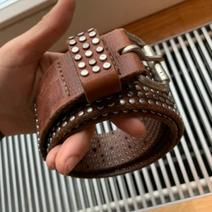 Libeskind skärp - Skärp med nitar i en snygg brun färg! Strl 80, knappt använt. 75kr 🥰