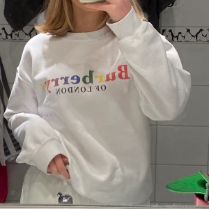 Sweatshirt - Mysigaste tjocktröjan, den kommer dock aldrig till användning:( Kan mötas i Stockholm annars står köparen för frakten💚🦋💛💙passar XS-M! Fake!