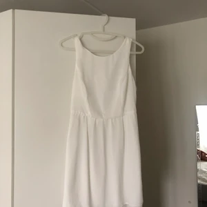 CROCKER KLÄNNING - En mycket snygg vit klänning av märket Crocker. Klänningen är varsamt använd.  MÄRKE: crocker  SKICK: varsamt använd  STORLEK: 36.     (99kr+Frakt)