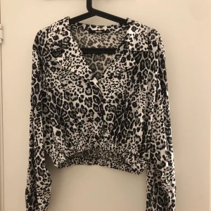 Leopardblus - En jättefin leopardblus ifrån Bikbok, superfin till både byxor och kjol. Storlek S.  Köparen står för frakt💕