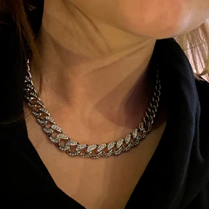 Halsband💿 - Ett silver kedje halsband med små diameter på (med diamanter menar jag glas) super snyggt och modernt💿  frakt betalar du📦  