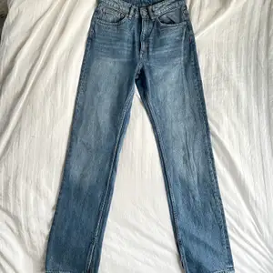 Helt oanvända jeans från Monki i en väldigt fin jeans tvätt med trendiga slitsar nere vid byxans slut. Medellånga i byxan, slutar vid min ankel och är 175 lång. 
