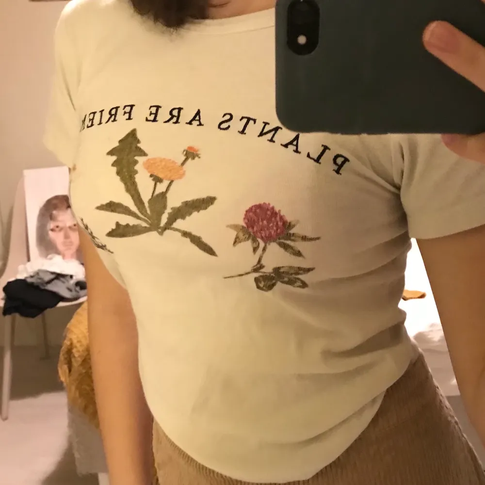 Galet söt beige T-shirt från Urban outfitters med tryck där det står ”plants are friends”. sparsamt använd. Kan mötas upp i Stockholm, annars betalt köparen för frakt❤️. T-shirts.