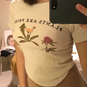 Tryck tshirr från urban outfitters - Galet söt beige T-shirt från Urban outfitters med tryck där det står ”plants are friends”. sparsamt använd. Kan mötas upp i Stockholm, annars betalt köparen för frakt❤️