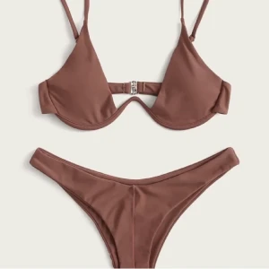 Brun bikini från shein - Sååå fin brun bikini ifrån shein i strl L, oanvänd med trosskydd kvar, frakt 22kr🥰