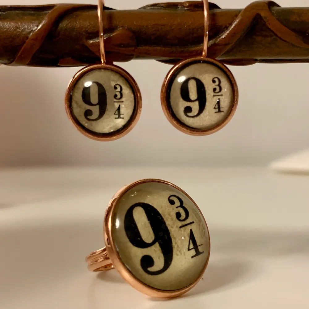 ⚡️Platform 9 3/4 earrings and ring⚡️(reglerbar) Se erbjudande på Instagram, heter numera kvicken.shoppen‼️ ••• kolla in mina andra smycken! ❤️ Frakten blir 15 kr hur mkt du än köper!✨. Accessoarer.