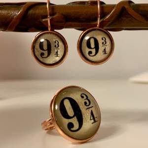⚡️Platform 9 3/4 earrings and ring⚡️(reglerbar) Se erbjudande på Instagram, heter numera kvicken.shoppen‼️ ••• kolla in mina andra smycken! ❤️ Frakten blir 15 kr hur mkt du än köper!✨