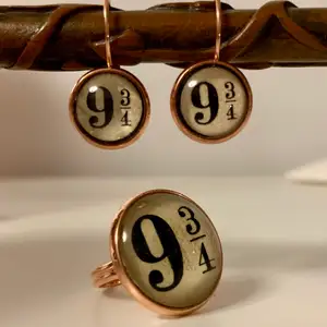 ⚡️Platform 9 3/4 earrings and ring⚡️(reglerbar) Se erbjudande på Instagram, heter numera kvicken.shoppen‼️ ••• kolla in mina andra smycken! ❤️ Frakten blir 15 kr hur mkt du än köper!✨