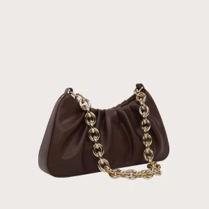 brun väska med guldkedja - As snygg brun axelväska med guldkedja. Säljer då jag beställde typ 4 andra liknande och orkar inte frakta tillbaka. Använd 1 gång rymmer mycket och skit snygg på. Trendig färg. 