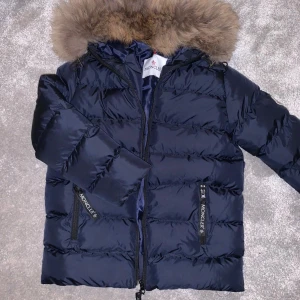 ny barn jacka oanvänd mon*ler - ny