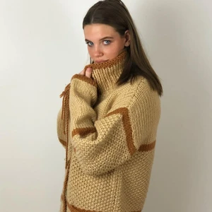 handgjord kofta - unik handgjord kofta!💜 skick: 8/10. passar strl xs-m.