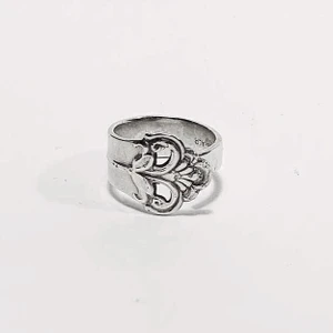 Ring i nysilver - Nysilverring gjort av en sked köpt på secondhand, storlek S (16,5-17mm i diameter) och M (17-18mm i diameter), våra ringar är justerbara samt den missfärgas eller rostar ej!✨🤍 Betalning sker via swish och frakt ligger på  20kr, spårbart brev 75kr!
