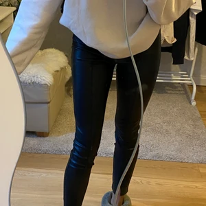 Läderbyxor - Skitsnygga läderbyxor från Zara, lite försmå för mig som är 170