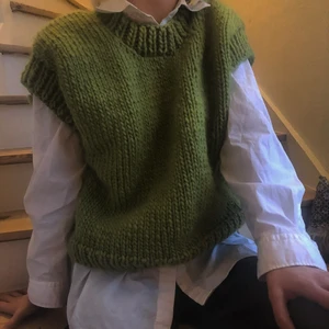Grön handstickad pullover - Handstickad pullover. Jag har stickat denna topp själv, med mycket kärlek. Det är 100 % ull, handtvätt eller häng ut i frisk luft. Frakt 60 kr. Jag finns också på Instagram, L.M.MADE.