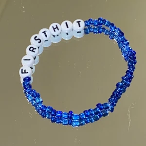 Blått pärlarmband - Här är ett av våra tre armband som vi har. Det blåa armbandet står för jämställdhet och kvinnors rättigheter i samhället. Vi ska kunna ha exakt samma möjligheter som män i samhället. Visa att du stöttar kvinnor och delar samma värderingar som oss genom att köpa en sådant armband. Skriv storlek osv till mig i meddelande. Kram 💙