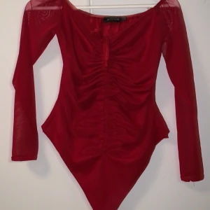 Röd body  - Överfin röd body som jag köpte på PLT, men den var alldeles för liten för mig! Prislapp kvar på bodyn 