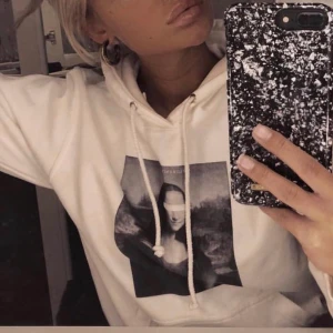 The cool elephant hoodie - Om flera är intresserade får ni gärna buda här under i kommentarerna!! Jag säljer denna coola hoodie från the cool elephant i storlek S unisex (passar alla kön). Ordinarie pris låg på 644kr (59€) och är i bra skick.🦋🤍