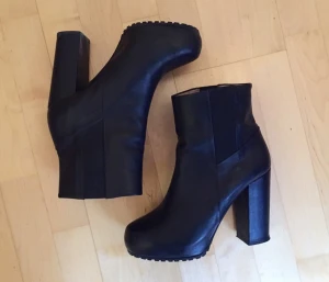  - Svarta läderboots från Whyred. Väldigt sparsamt använda och i gott skick förutom en repa framtill på ena skon(se bild). Köpare betalar eventuell frakt. Jag har swish.