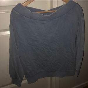 Långärmad ljusblå ”off the shoulder” mjukis tröja från H&M. Kan också passa som en crop top om man vill det. Storlek M. Aldrig använd. Köparen står för frakten och betalning sker via Swish.