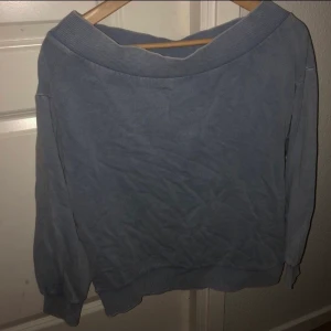 Långärmad mjukis tröja  - Långärmad ljusblå ”off the shoulder” mjukis tröja från H&M. Kan också passa som en crop top om man vill det. Storlek M. Aldrig använd. Köparen står för frakten och betalning sker via Swish.