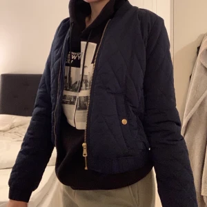 Bomberjacka - Mörkblå bomberjacka med guldiga detaljer