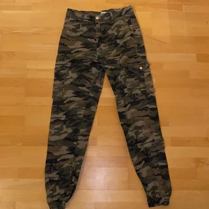 Madlady cargopants - Byxor från madlady i storlek M. Extremt sköna. Priset gäller plus frakt. 