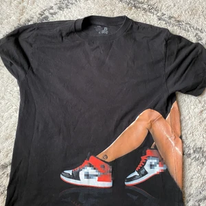 Air Jordan 1 Tshirt - (Säljer igen på grund av oseriösa budare) skitcool oversized air Jordan 1 tshirt köpt för 100$ på dizzisit i början av året, använd Max 3-4 gånger💕