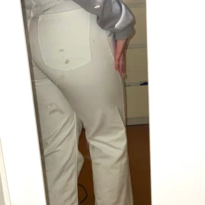 Vita långa raka jeans, ZARA - Ett par oanvända raka jeans från Zara. Sitter ganska högmidjat och har fin passform runt ben och rumpa! Jag är 169cm och dem är perfekt längd för mig :) 