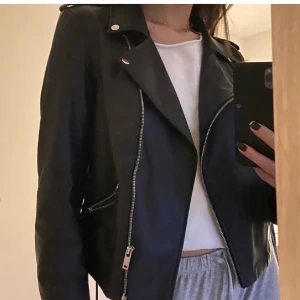 Skinnjacka från kappahl - en skinnjacka (fake) från Kappahl i jättebra skick!! är lite kortare i modellen och i strl 44 men är väldigt liten i storleken så skulle att den är som M men kan passa xs-m beroende på hur man vill att den ska sitta💕💕 nypris 500kr och köpare står för frakt 