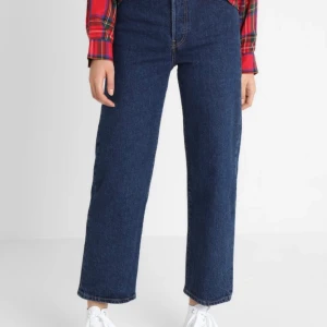 Levis ribcage - Har ett par Levis ribcage straight ankle i färgen blue denim storlek 29/27. Söker ett par precis likadana i storlek 30/27, antingen för byte eller för att köpa. Hör av er! :)