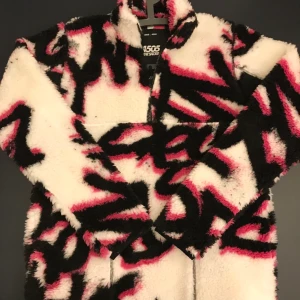 Teddy ”graffiti” - //BUD FRÅN 500kr\\ Jätte snygg teddy jacka, jackan är HELT NY, tags kvar. Storlek XS men är stor i storleken så sitter som  S/M. 