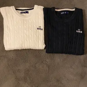 Säljer dessa två stickade tröjor från svea, en vit och en mörkblå.💙🤍 