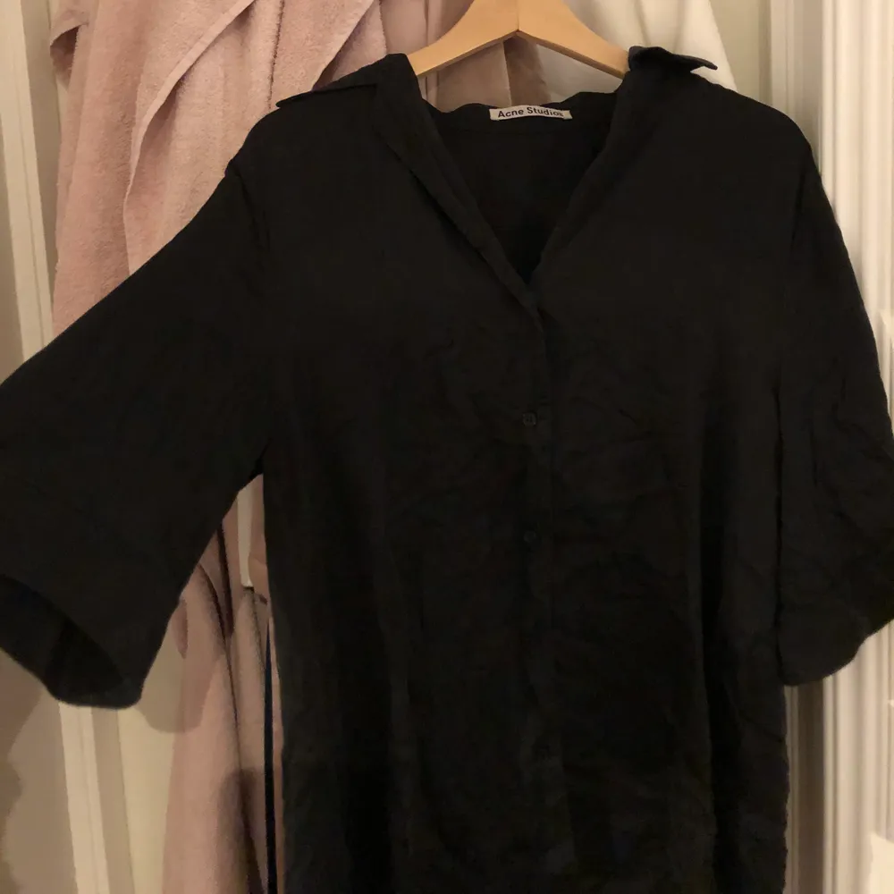 Stilren svart skjorta(?) från Acne i väldigt fint skick! . Skjortor.
