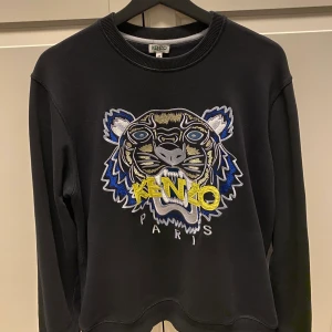 Kenzo-tröja - Väl använd men oxå välskött! Inga hål/slitningar eller fläckar på tröjan! Kvitto finns om man vill ha det. Köpt för 1200kr på NK i Sthlm. Kom gärna med ett erbjudande, men inga skambud! 