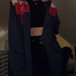 Zip-up tröja - Cool sportig tröja, mot det marinblåa hållet, liten i storleken 