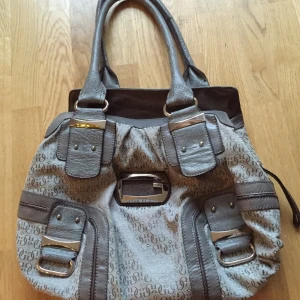  - Äkta Guess väska 
Mycket bra skick 
700 kr
Köparen står för frakten