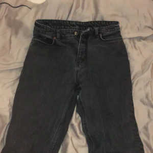 Monki jeans - Jeans från monki, kimono. Välanvända men fortfarande i fint skick, eftersom de inte passar längre säljs de. Tappat lite av sin mörka färg. Köpta för 400 säljs för 100+frakt
