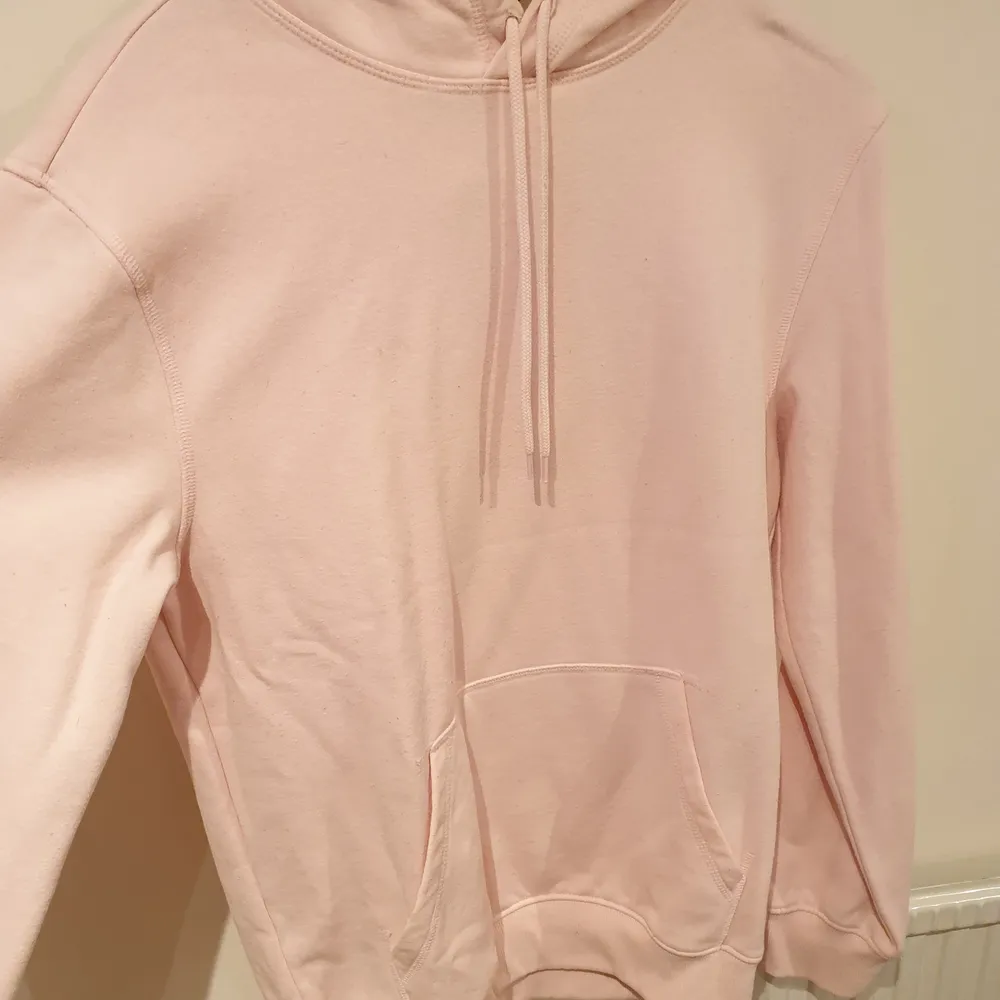 Rosa hoodie från h&m använd max 2ggr. Säljes pga ingen användning! Frakten ingår💓. Tröjor & Koftor.