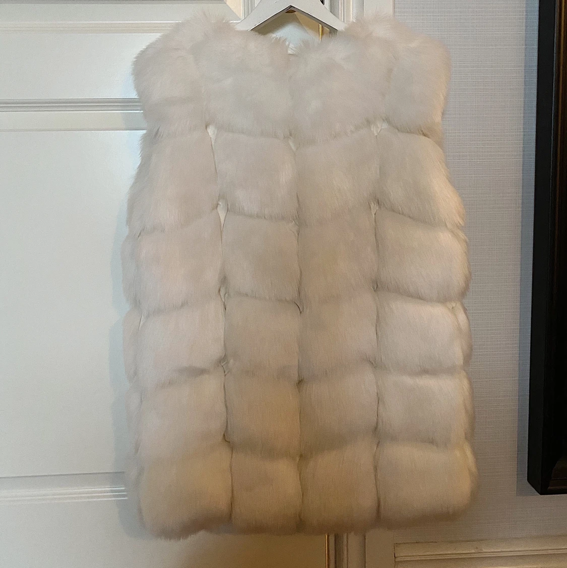 Vit fuskpälsväst  - 90