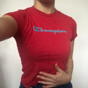 Champion babytee - Intressekoll på denna söta topp från champion. Ursnygg till mörka jeans! Skön 90s vibe. Kom privat vid intresse. Köpare står för frakt. RESERVERAD