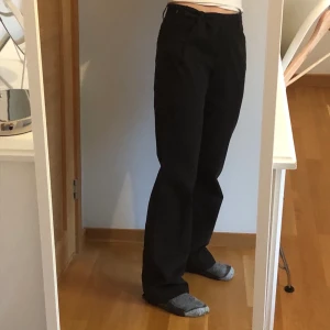 Kostymbyxor  - Snygga och bekväma kostymbyxor! Köpta i Usa för ca ett år sedan. Färgen å materialet syns bäst på 2a bilden. Storleken som står på är 4R, men skulle säga att de är ca w25 eller 26. Skriv om fler bilder eller mått önskas!