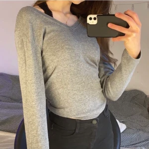 Grå tröja  - SÅ fin tröja som går att styla upp hur fint som helst med en vanlig skjorta under. Dock som ni ser på sista bilden är det ett sträck typ 🤨 trodde först att de var en söm när jag köpte den 😬, därav de låga priset 😁